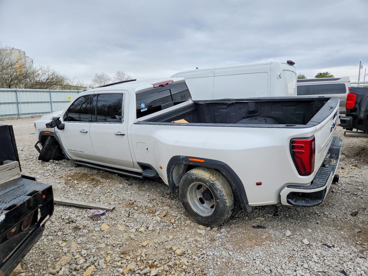 2024 GMC Sierra K3500 Denali Ultimate - Image 2