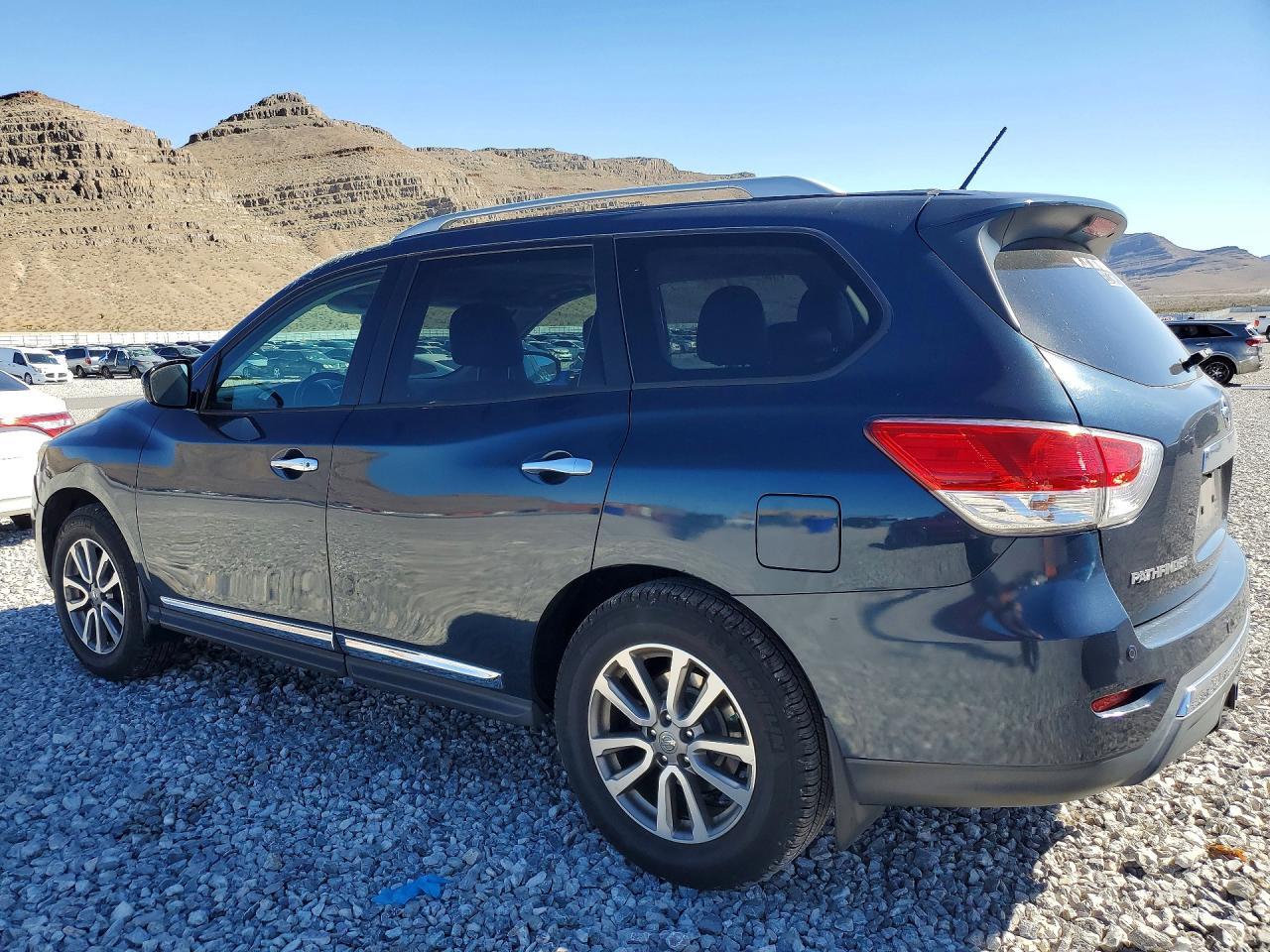 2013 Nissan Pathfinder S - Фото 2