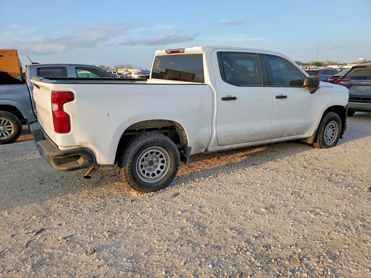 2022 Chevrolet Silverado Ltd C1500 - Фото 3