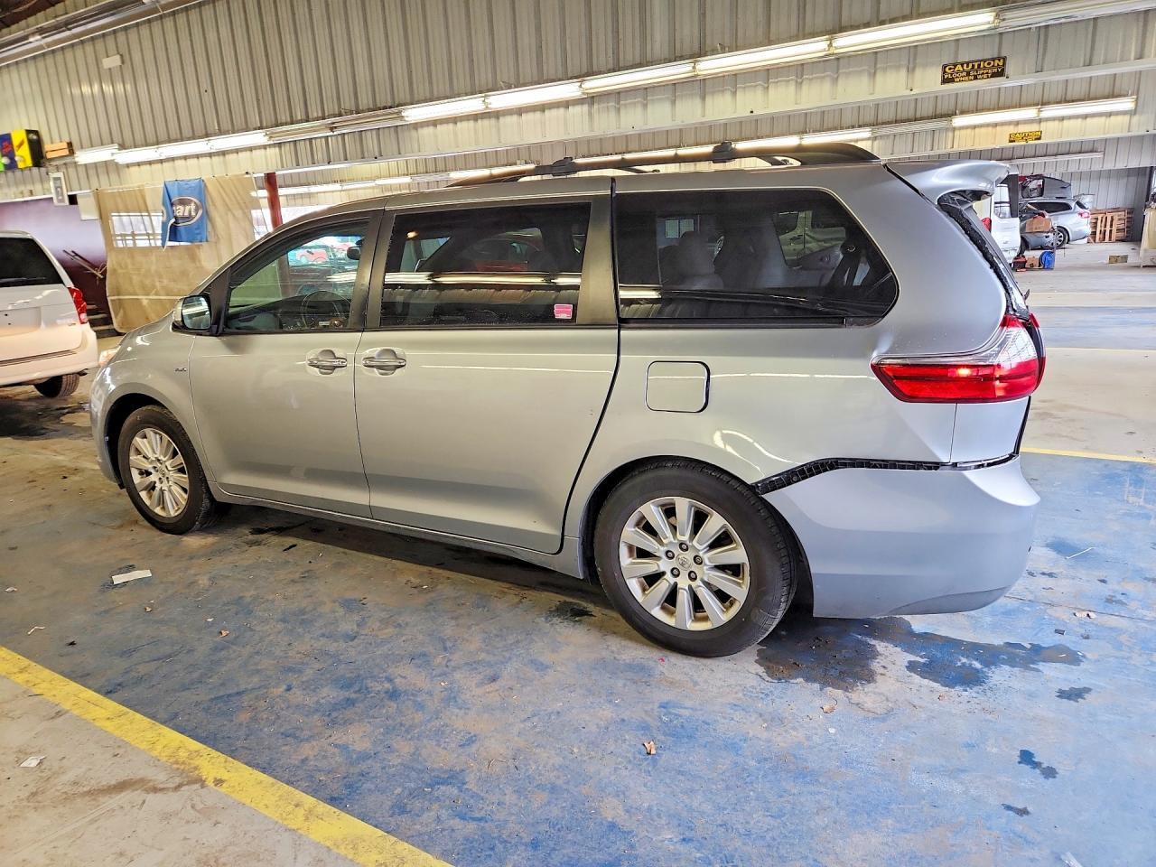 2016 Toyota Sienna Xle Premium 7-Passenger - Фото 2