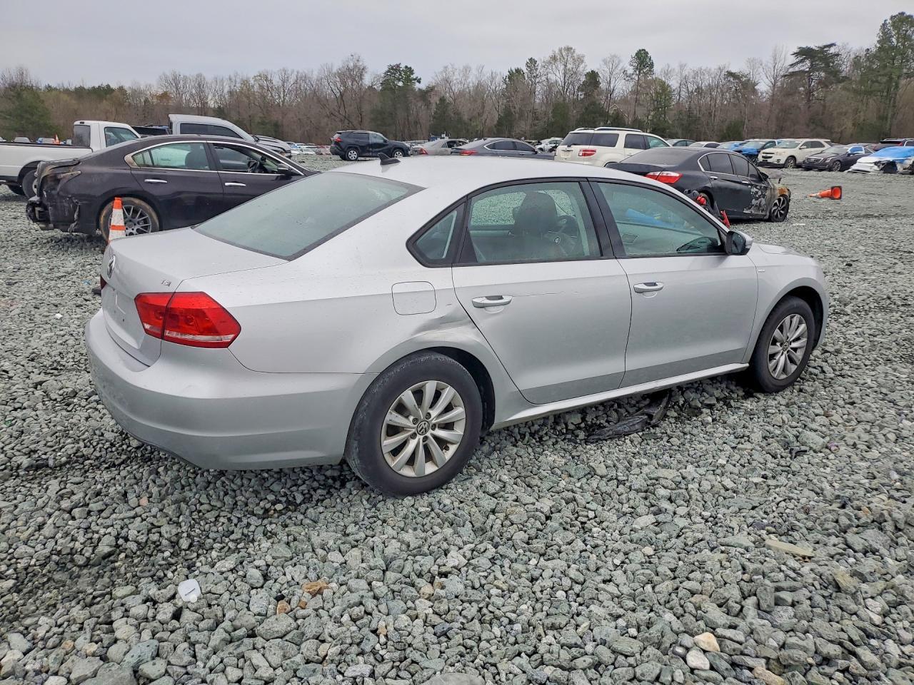 2014 Volkswagen Passat S - Фото 3
