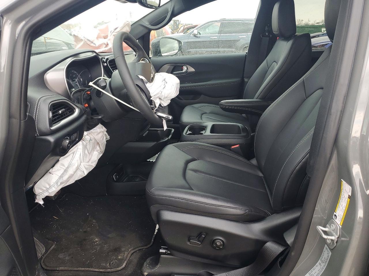 2025 Chrysler Pacifica Select - Image 7