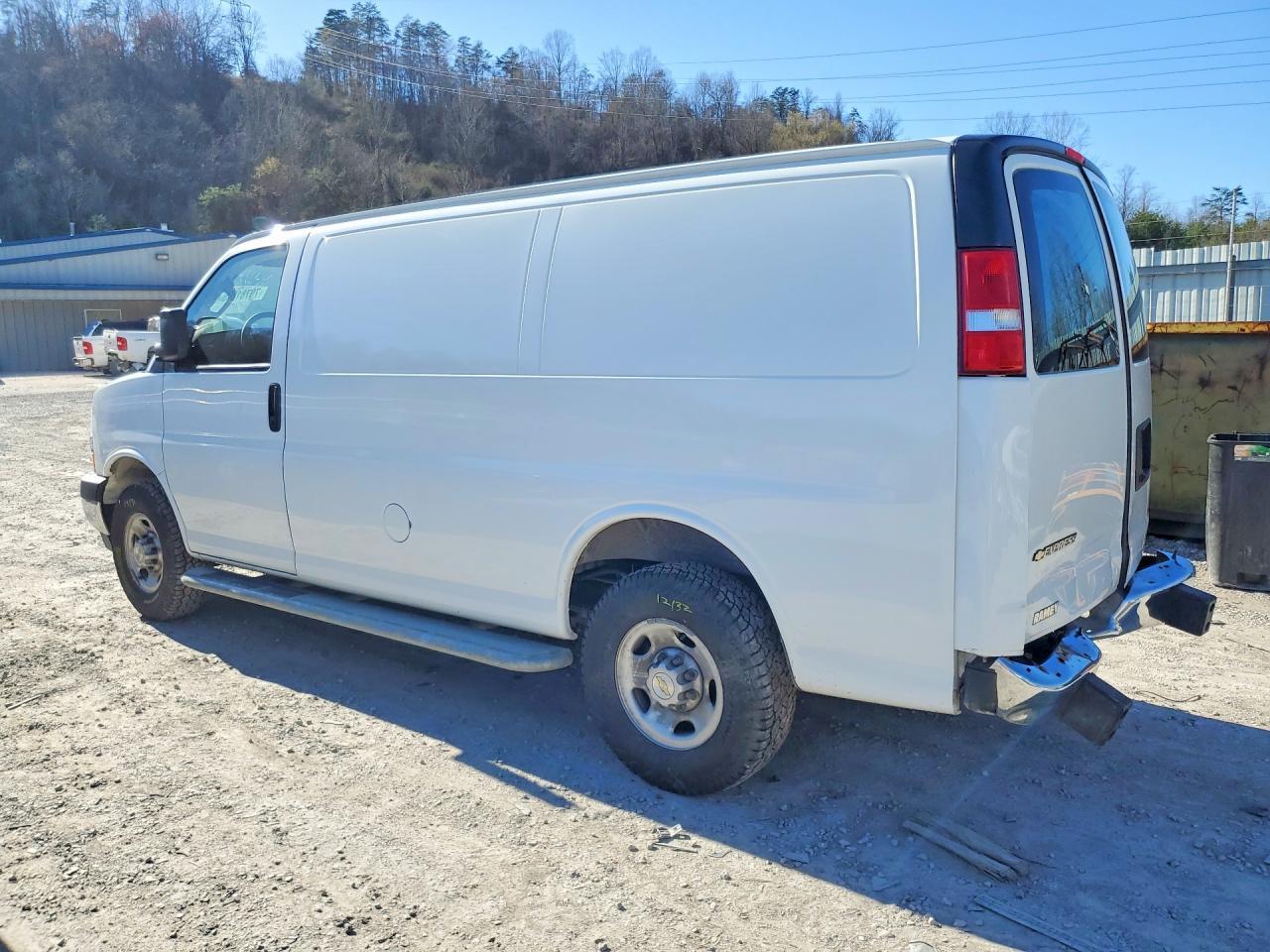 2022 Chevrolet Express 2500 Cargo Utility / Service Van - Фото 2