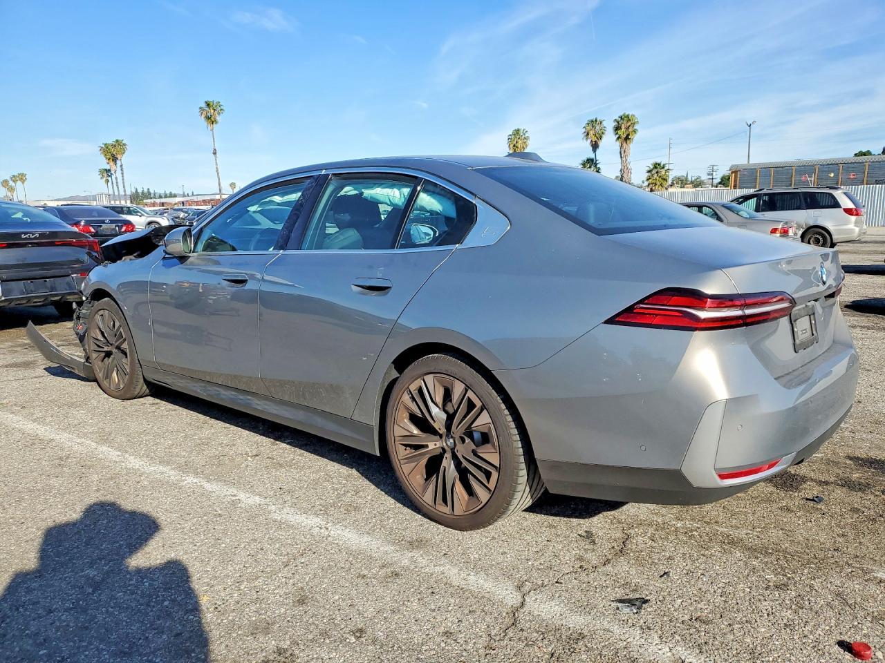 2025 BMW 530 I - Фото 2