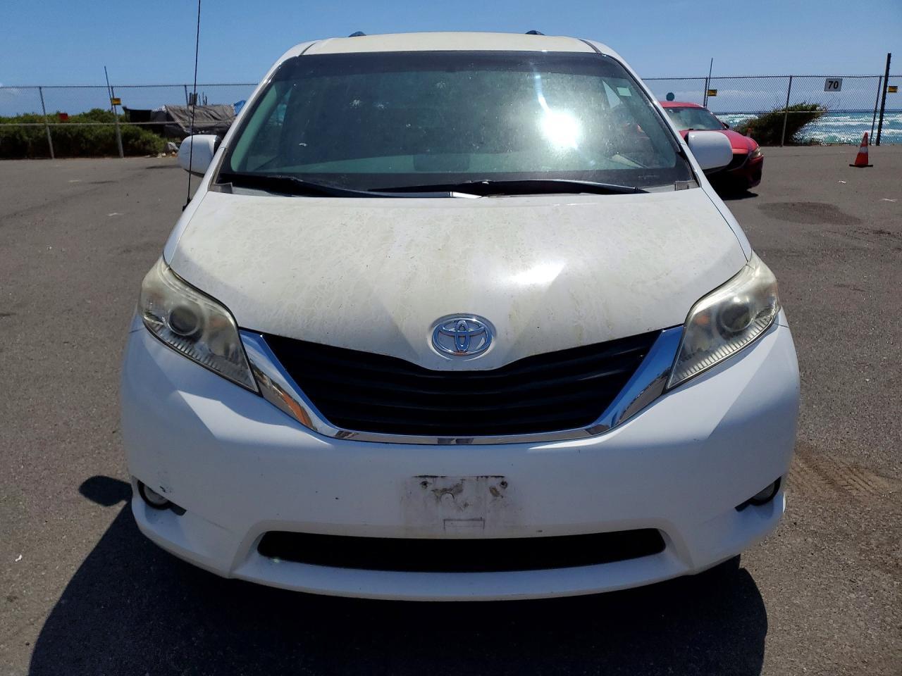 2014 Toyota Sienna Le 8-Passenger - Image 5