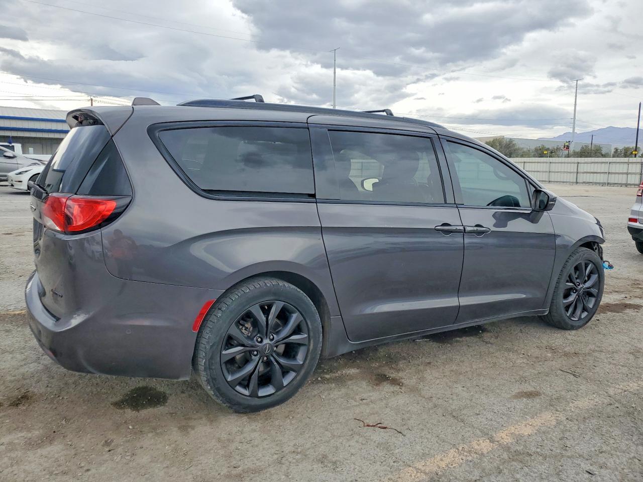 2018 Chrysler Pacifica Limited - Image 3