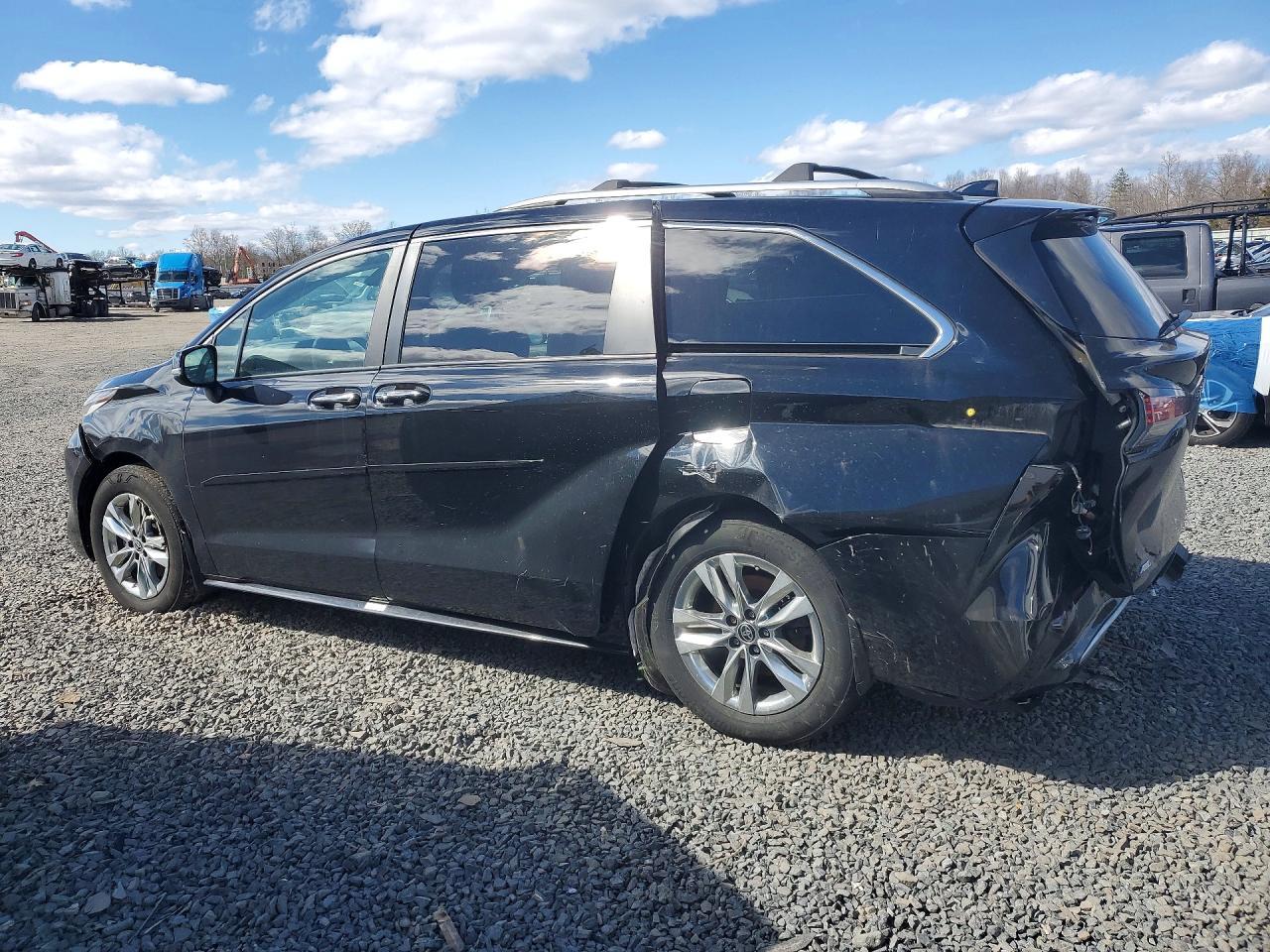 2022 Toyota Sienna Limited 7-Passenger - Фото 2