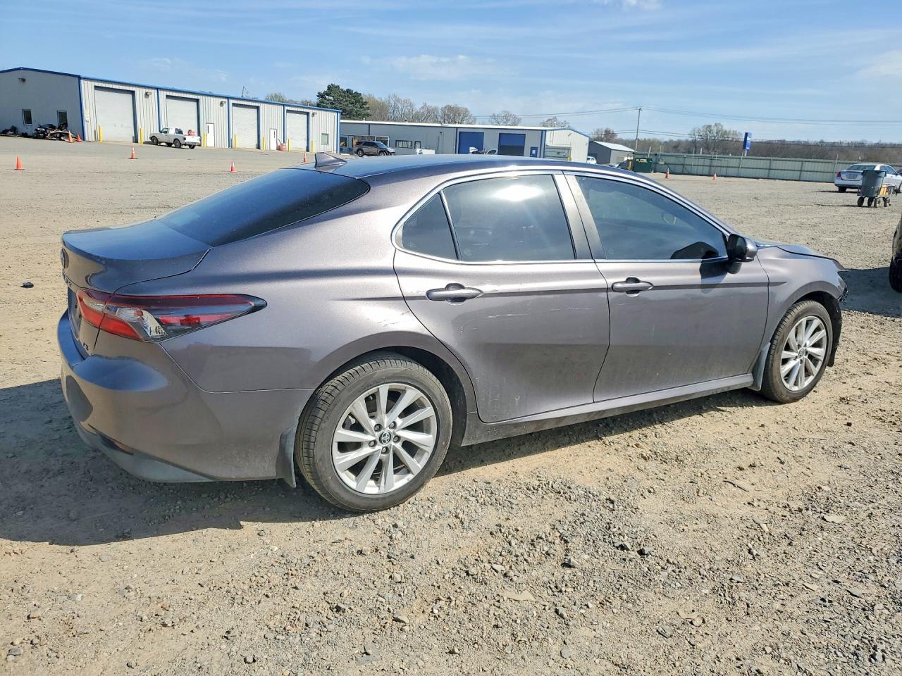 2022 Toyota Camry Le - Фото 3
