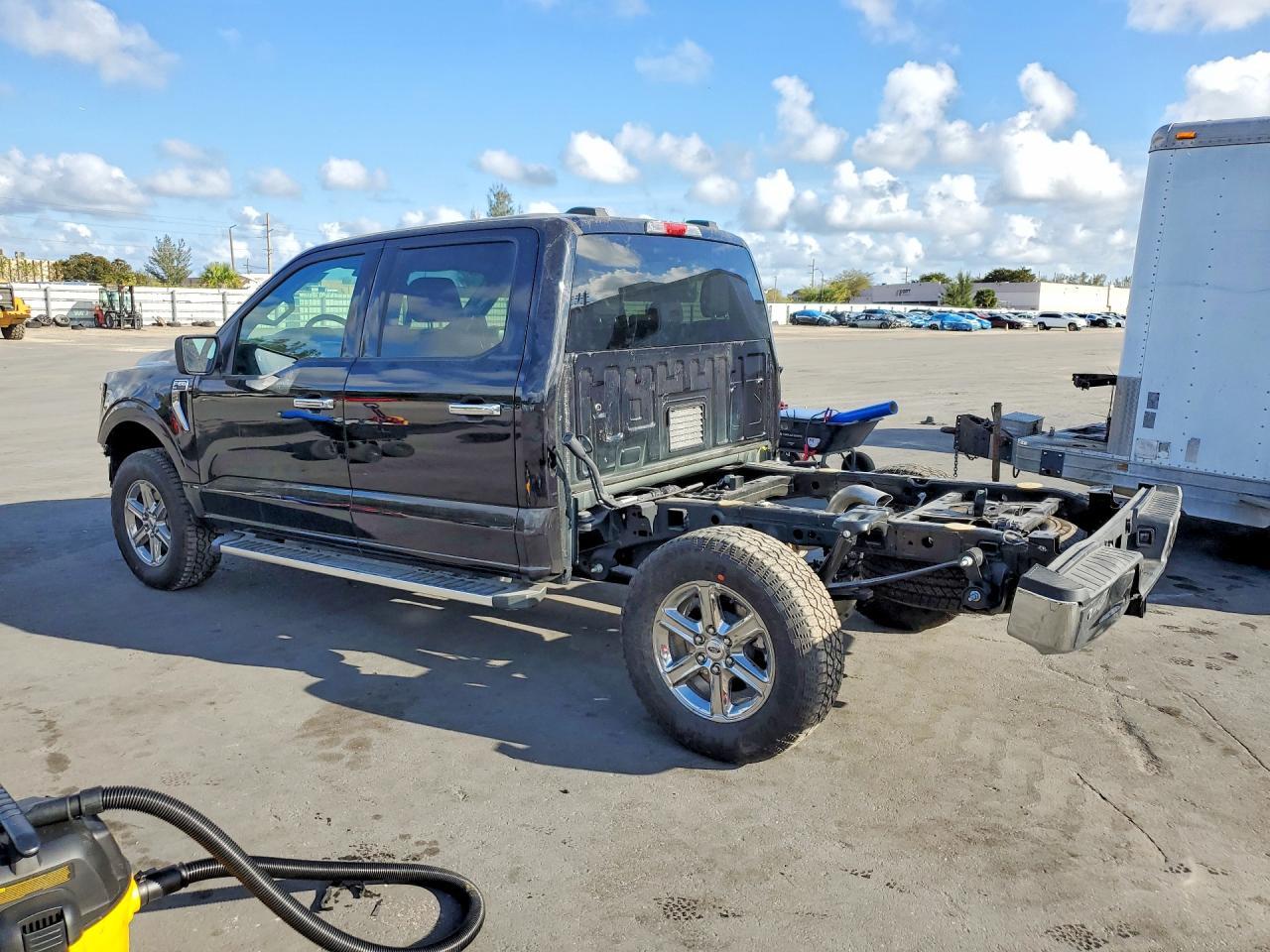2025 Ford F150 Xlt - Фото 2