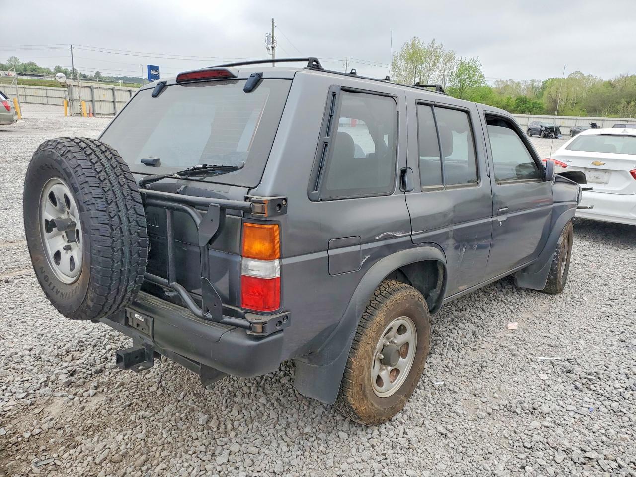 1995 Nissan Pathfinder Xe - Image 3