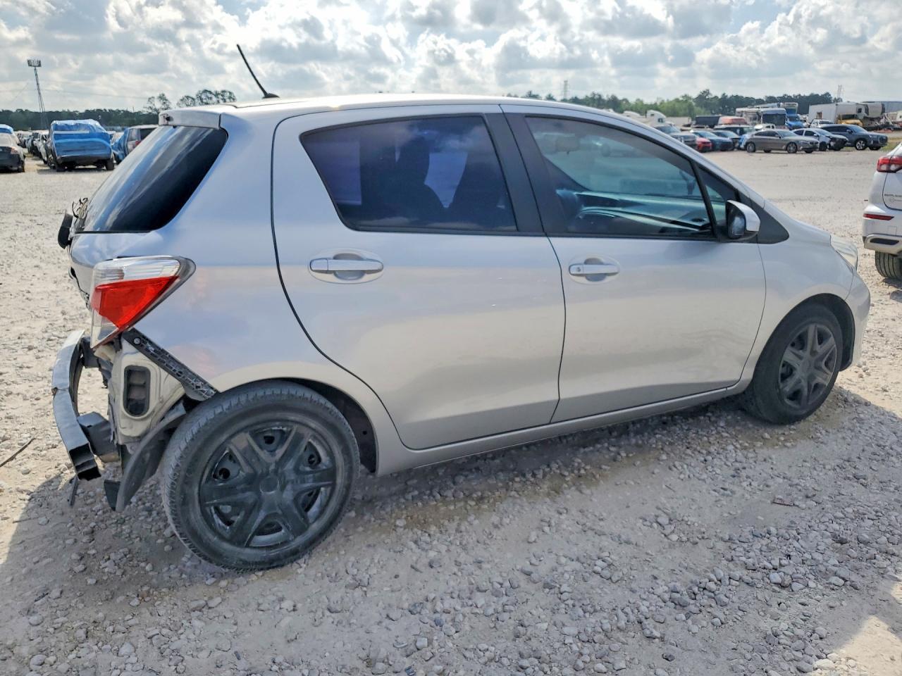 2013 Toyota Yaris 5-Door Le - Фото 3