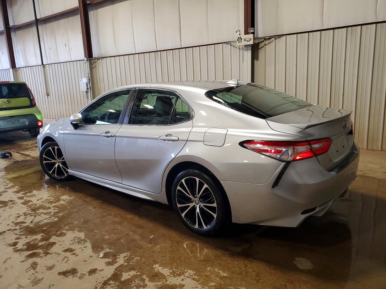 2020 Toyota Camry Se - Фото 2