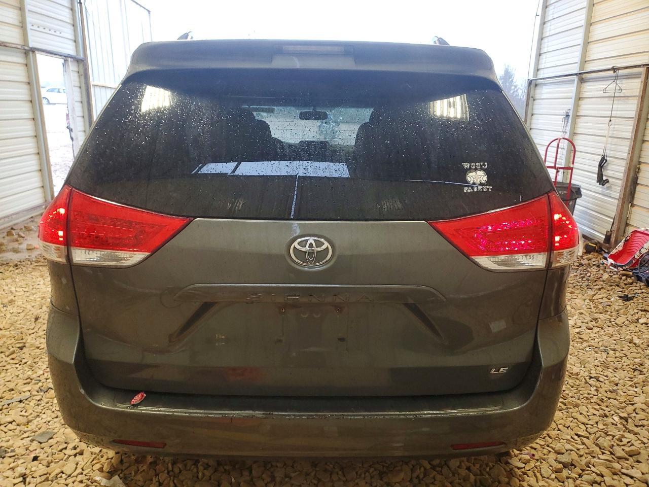 2011 Toyota Sienna Le 8-Passenger - Фото 6