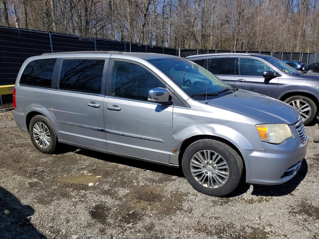 2014 Chrysler Town & Country Touring L - Image 4