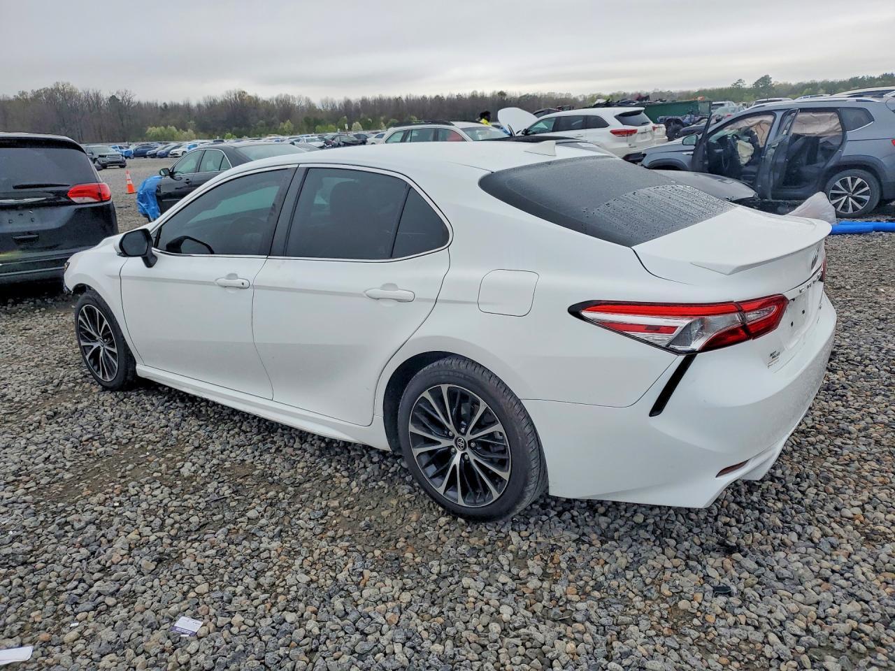 2020 Toyota Camry Se - Фото 2