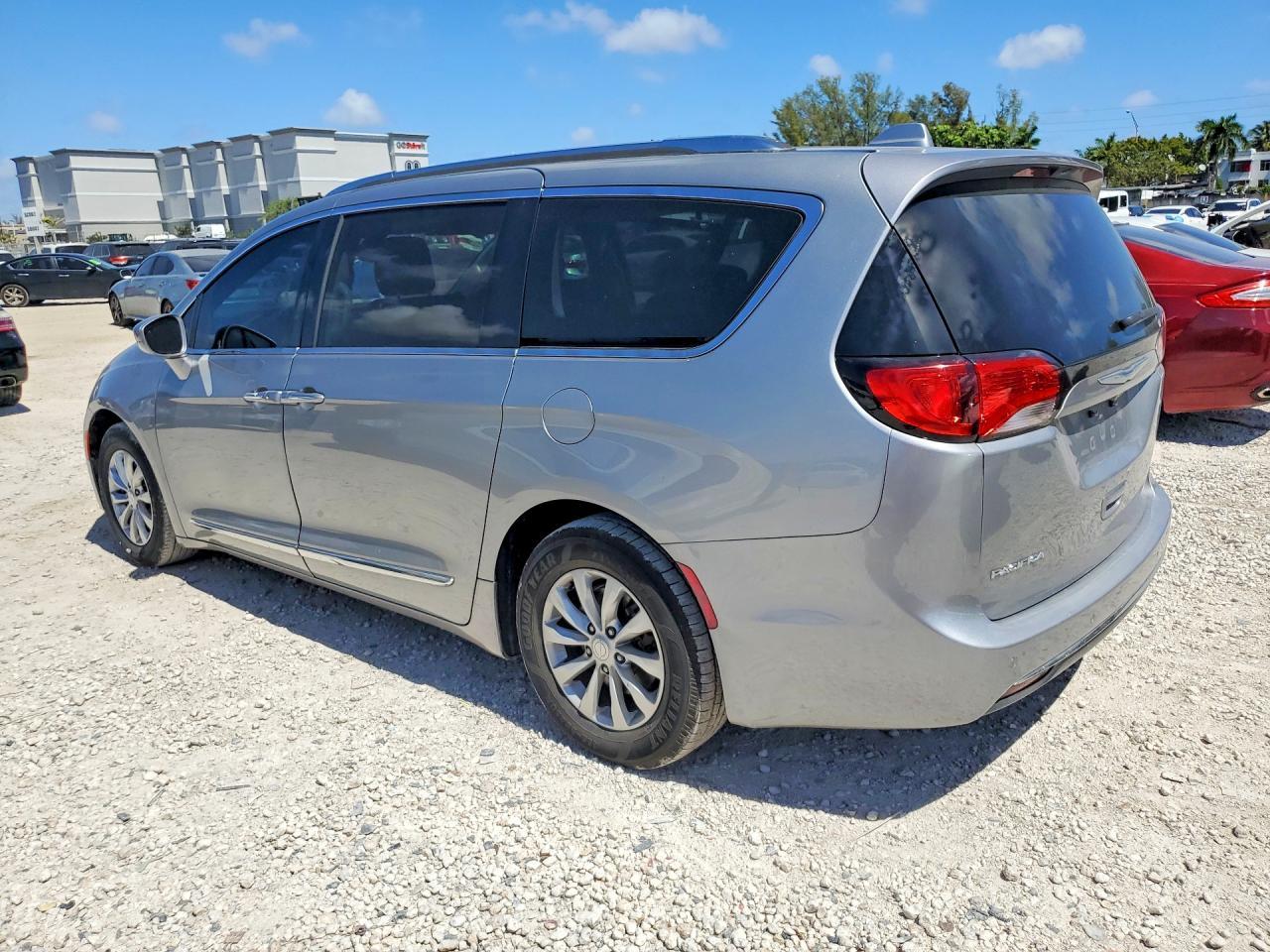 2018 Chrysler Pacifica Touring L - Image 2