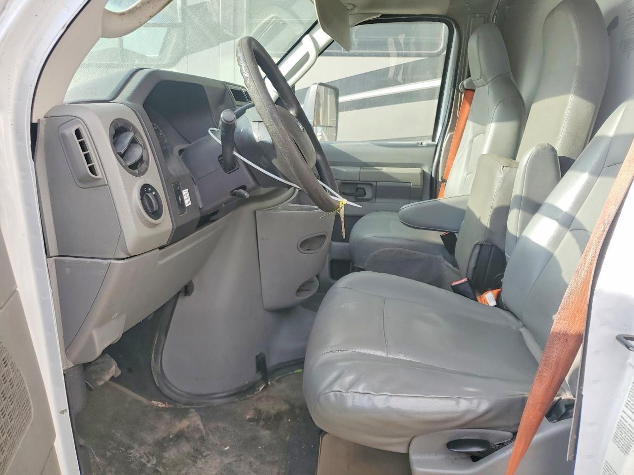 2015 Ford Econoline E350 Super Duty Cutaway Van - Фото 7
