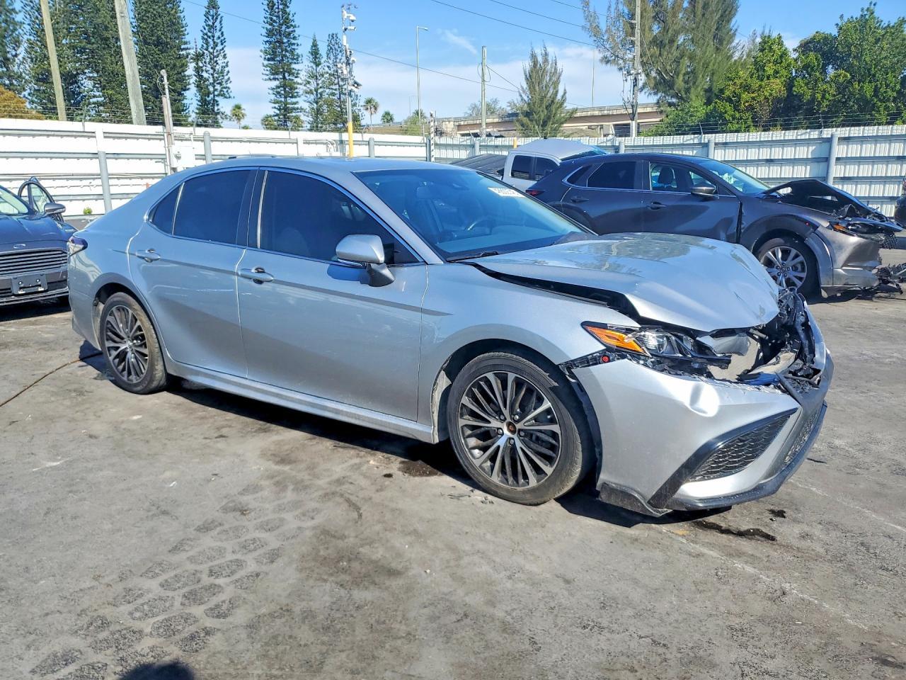 2022 Toyota Camry Hybrid Se - Image 4