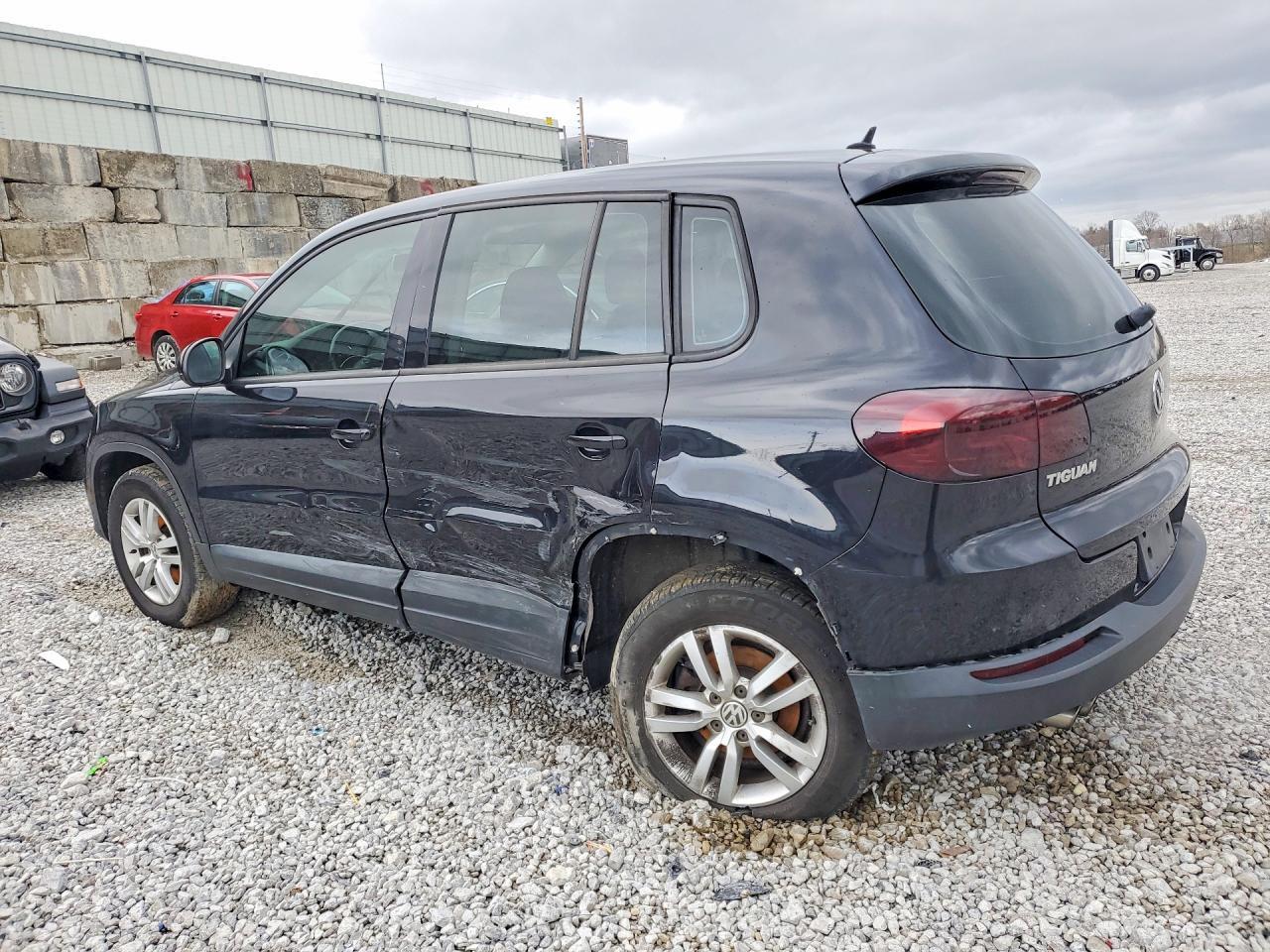 2014 Volkswagen Tiguan S - Фото 2