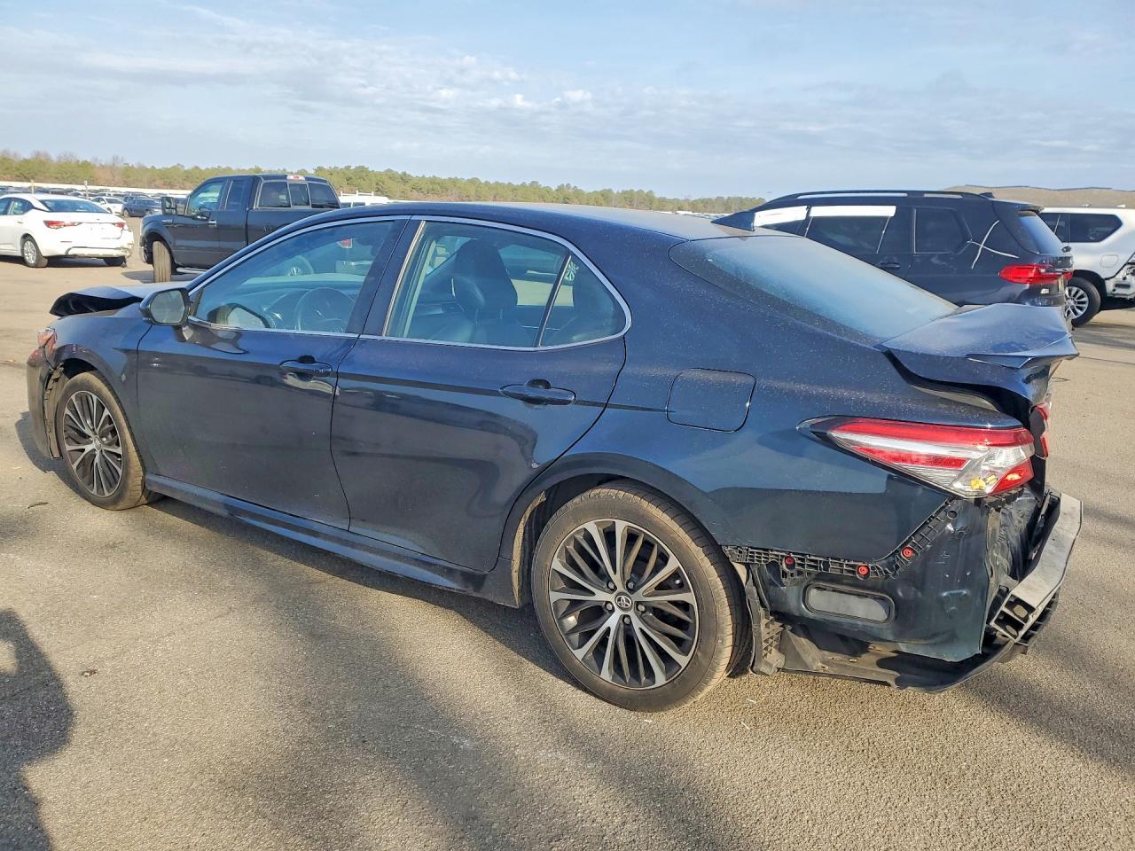 2019 Toyota Camry Se - Фото 2