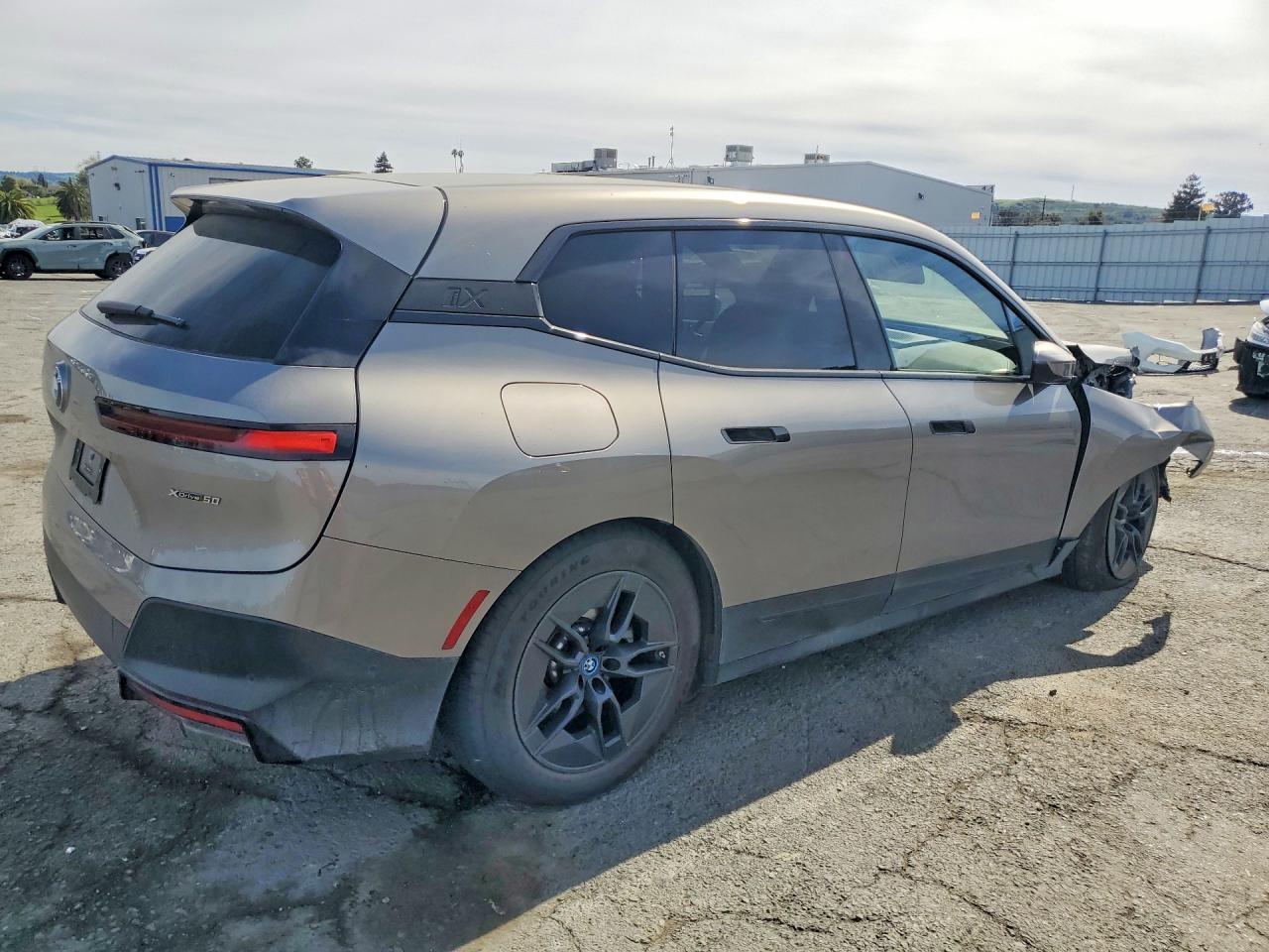 2025 BMW Ix xDrive50 - Фото 3