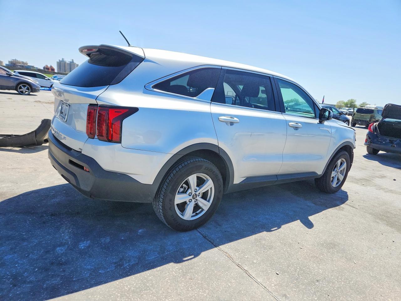 2022 Kia Sorento Lx - Image 3