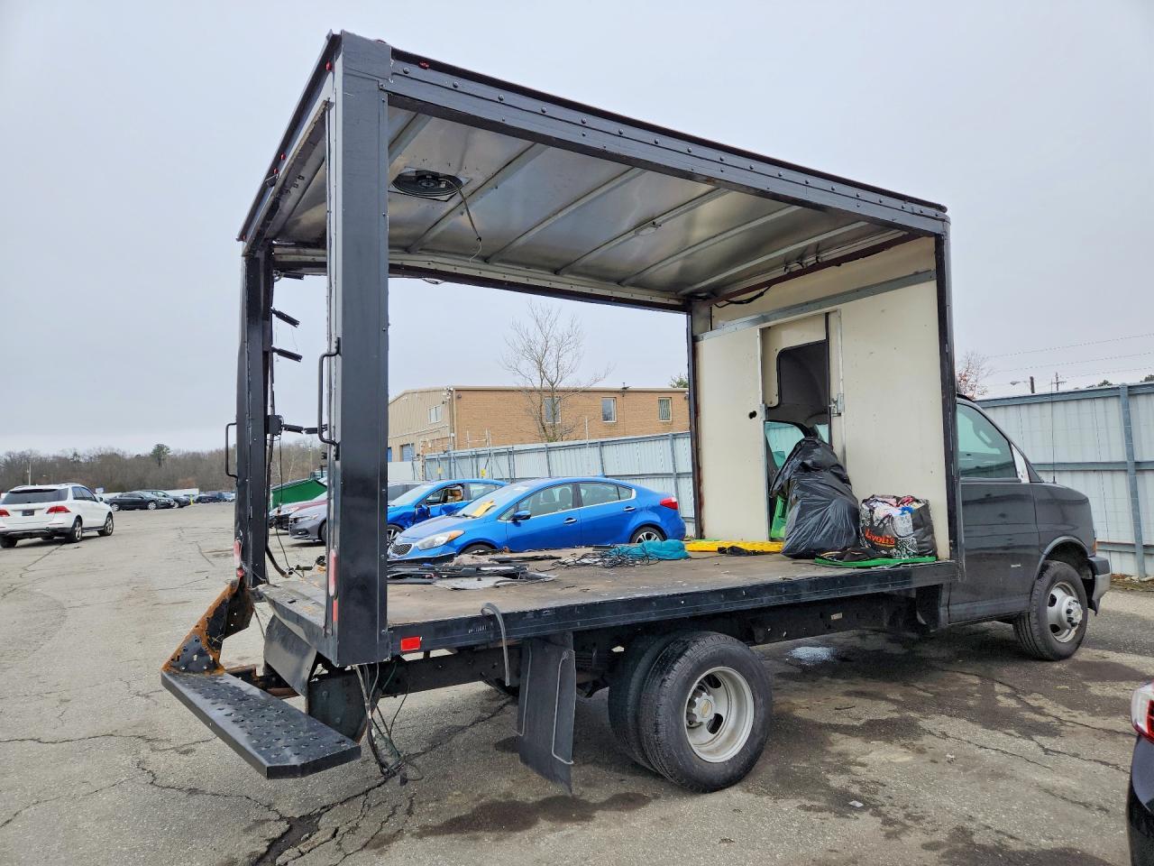 2023 Chevyy Express G3500 Box Truck ** R & D * Pri Fleet ** - Image 3