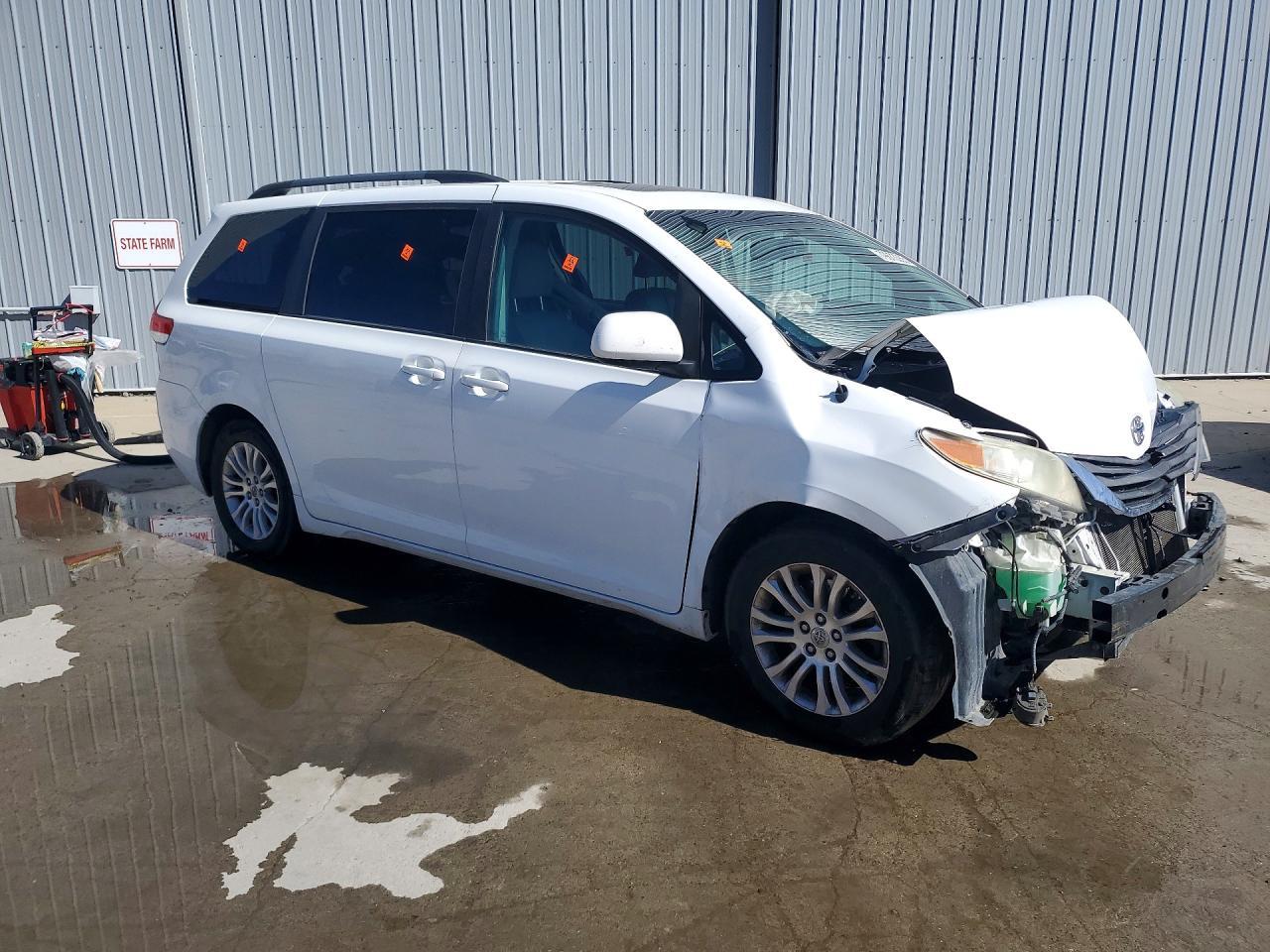 2011 Toyota Sienna Xle 8-Passenger - Image 4
