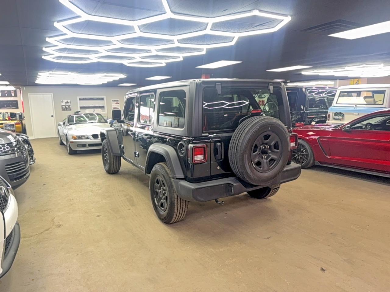 2022 Jeep Wrangler Unlimited Sport - Фото 3