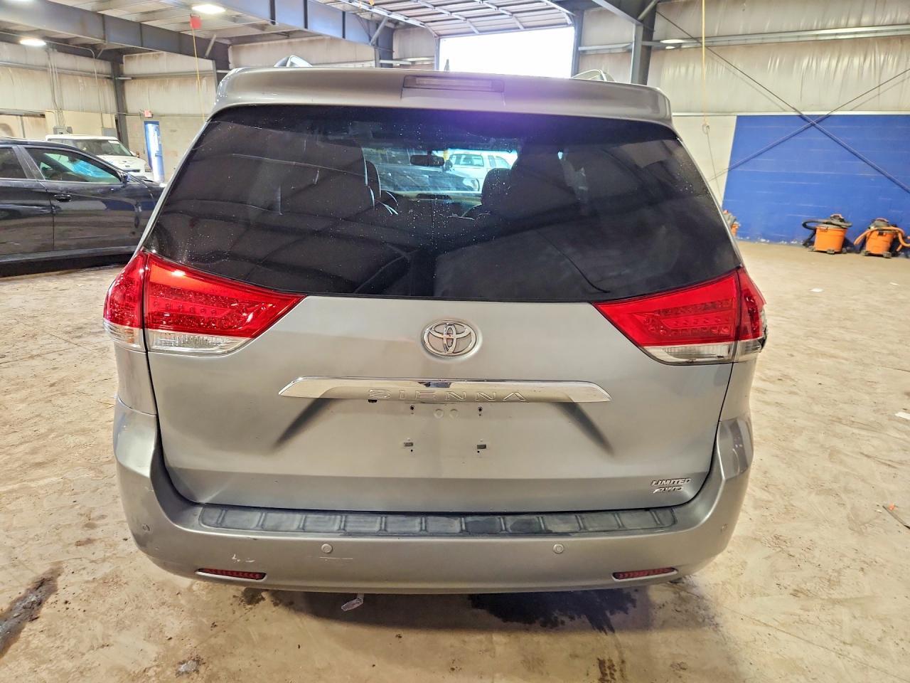 2011 Toyota Sienna Limited 7-Passenger - Фото 6