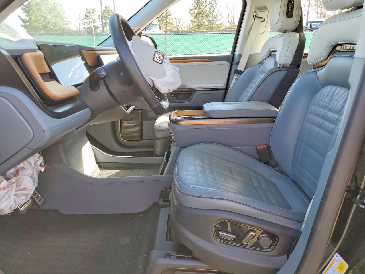 2025 Rivian R1S Premium - Фото 7