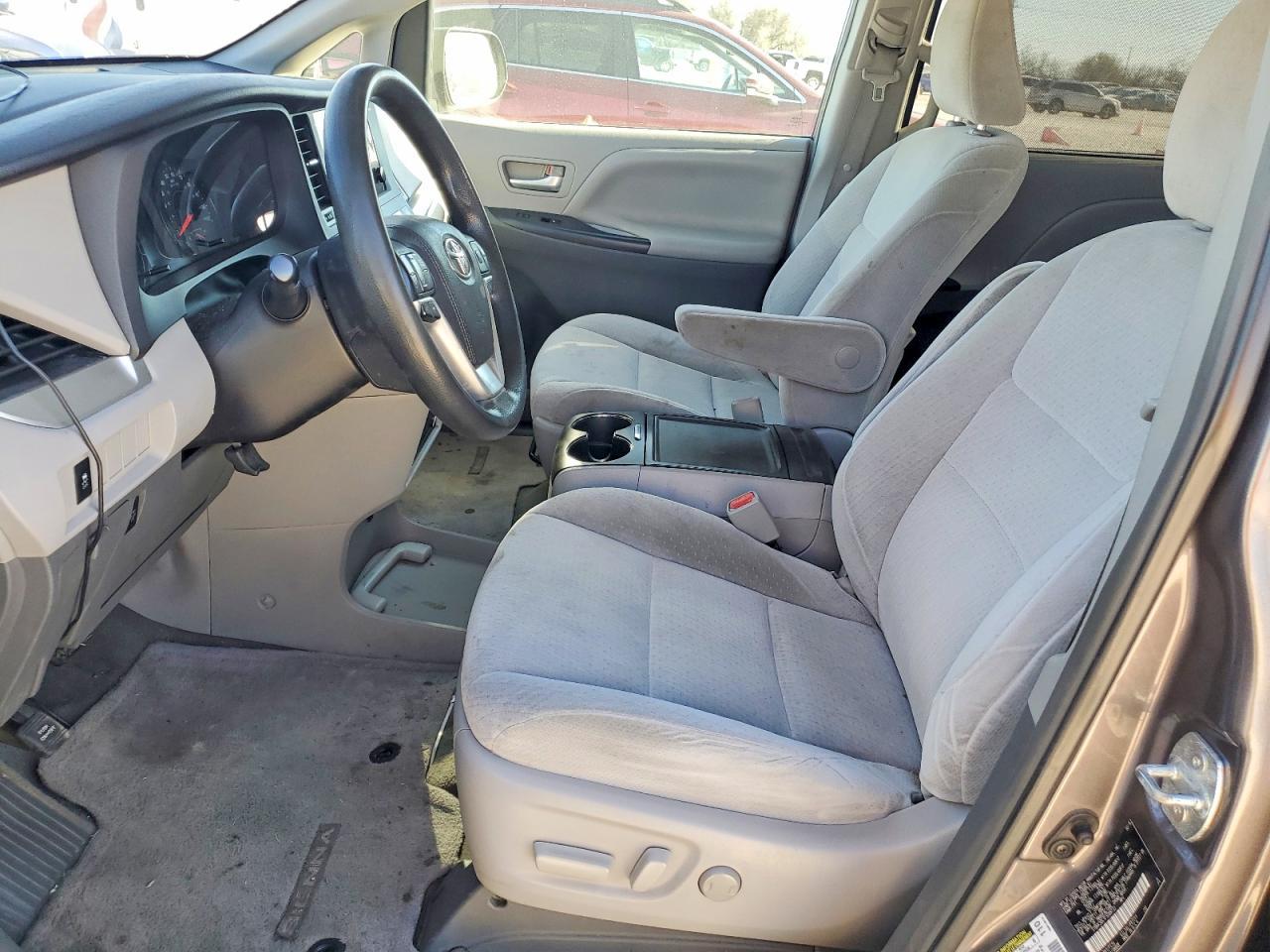 2015 Toyota Sienna Le 8-Passenger - Фото 7