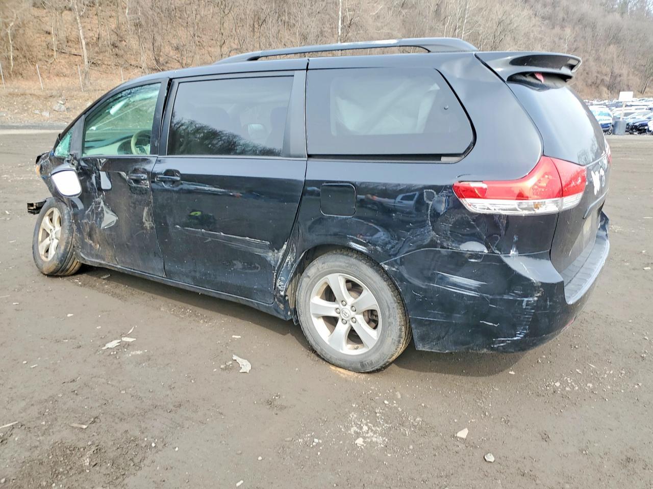 2014 Toyota Sienna Le 8-Passenger - Image 2
