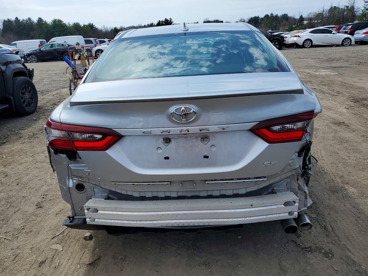 2022 Toyota Camry Se - Image 6