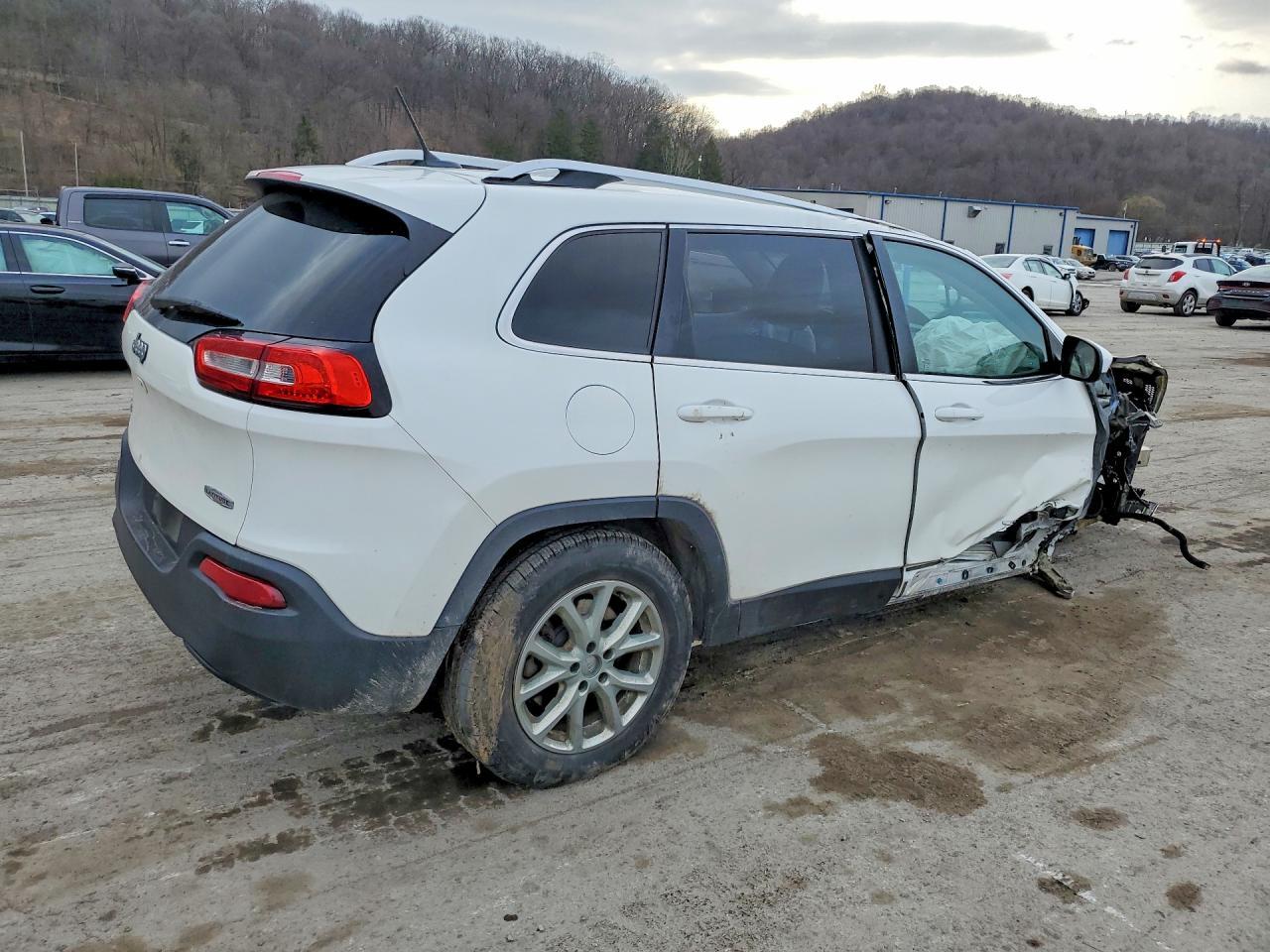 2016 Jeep Cherokee Latitude - Image 3