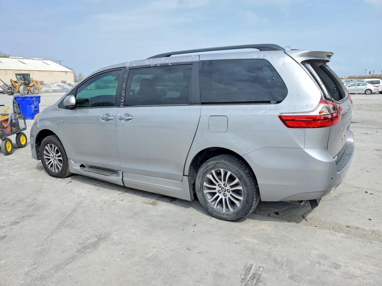 2018 Toyota Sienna Xle Premium 8-Passenger - Image 2