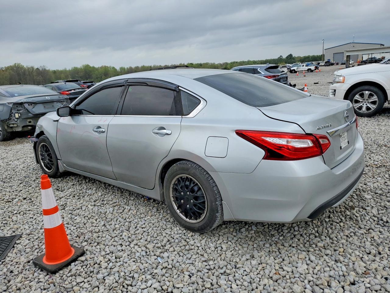 2016 Nissan Altima 2.5 S - Фото 2