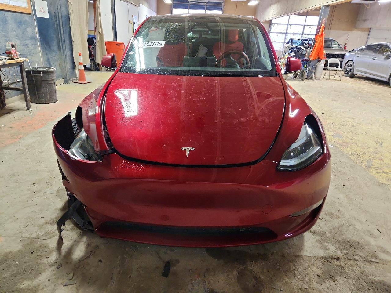 2025 Tesla Model Y - Фото 5