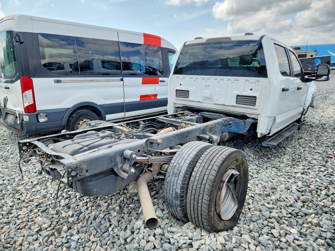 2025 Ford F350 Super Duty Truck Cab And Chassis - Image 4