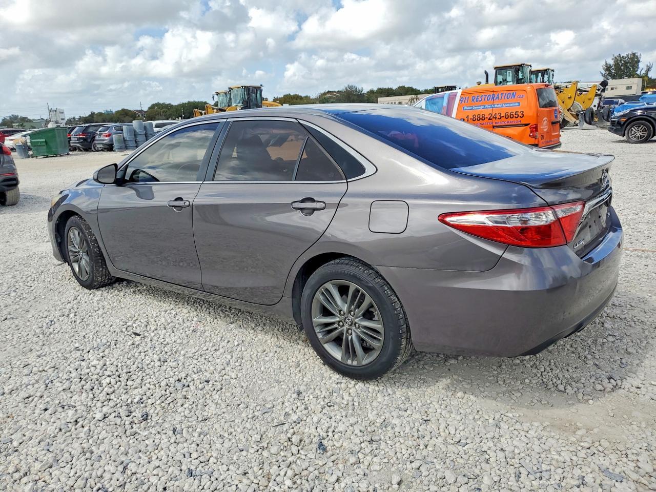 2017 Toyota Camry Se - Фото 2