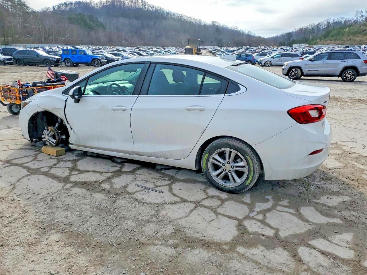 2018 Chevrolet Cruze Lt - Image 2