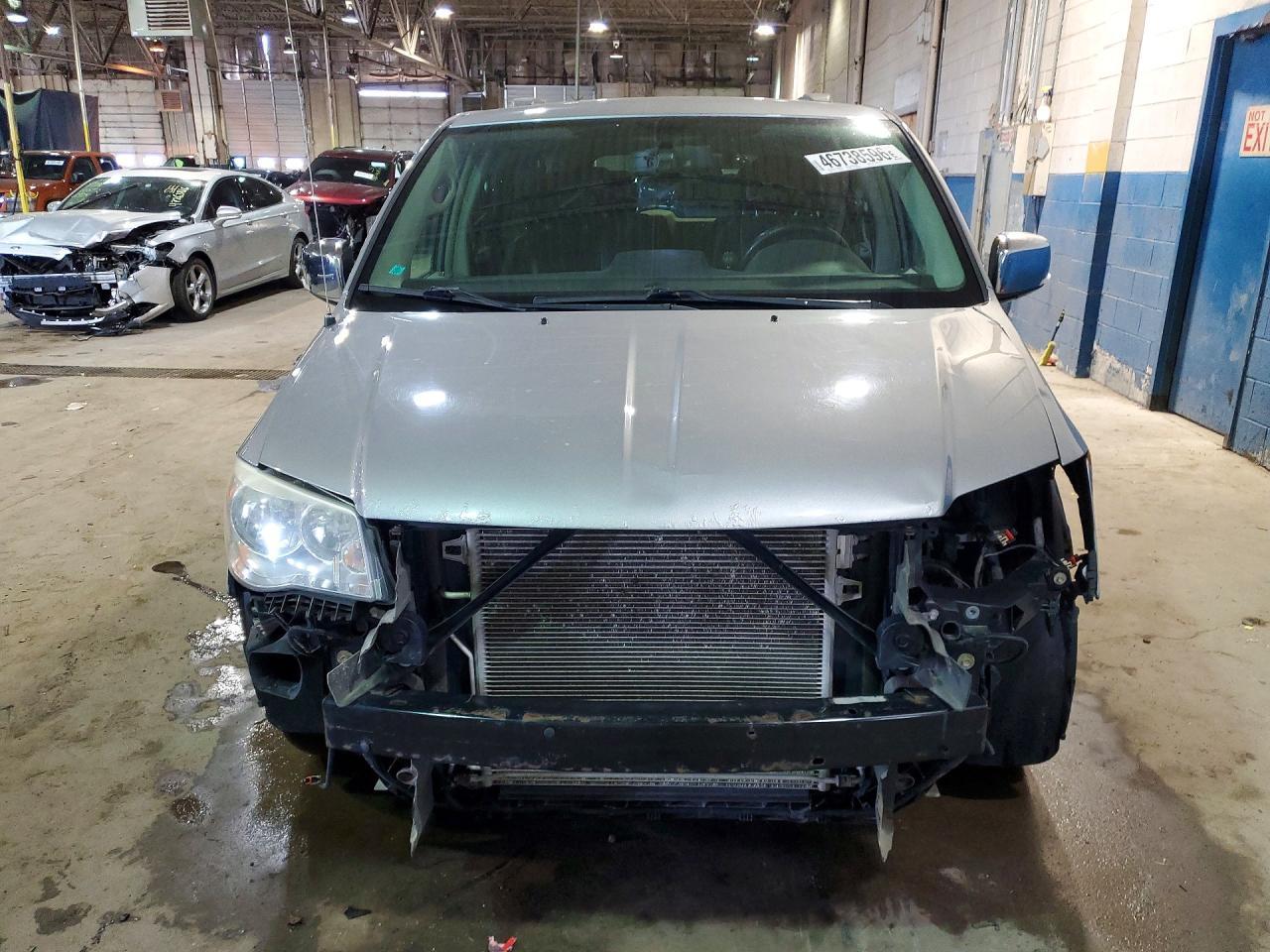 2013 Chrysler Town & Country Touring L - Фото 5