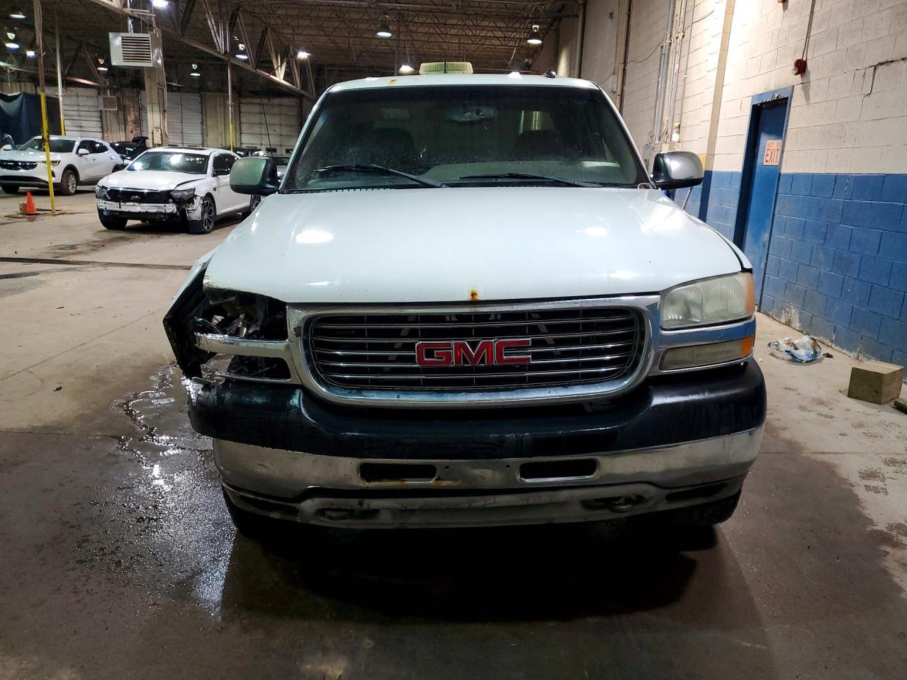 2002 GMC Sierra K2500 Heavy Duty - Image 5