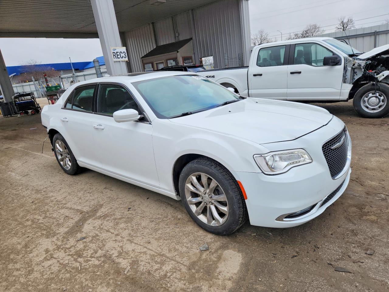 2016 Chrysler 300 Limited - Image 4