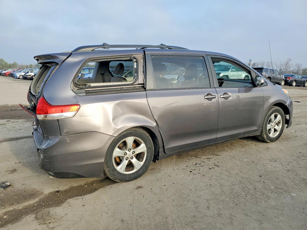 2012 Toyota Sienna Le 8-Passenger - Фото 3