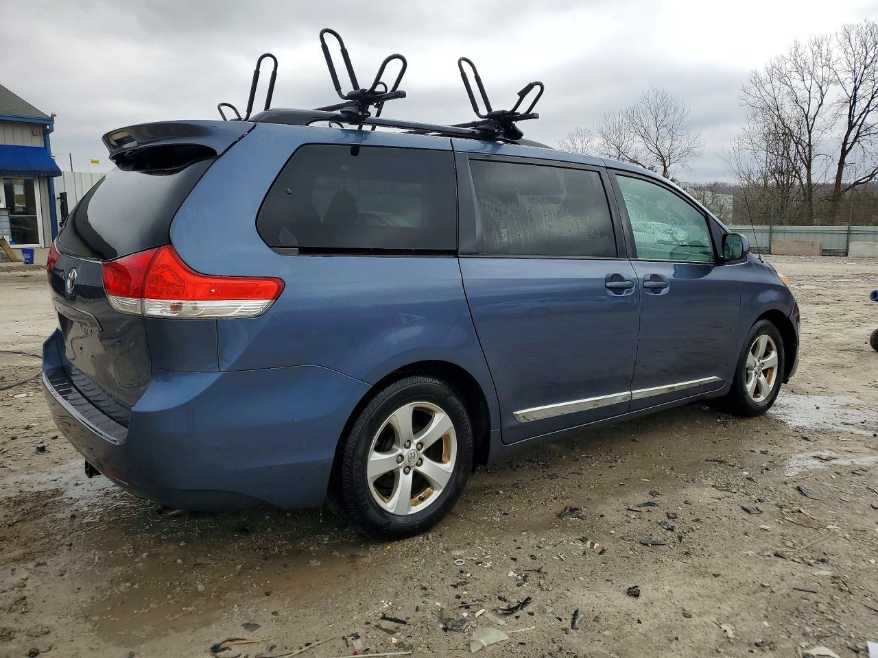 2014 Toyota Sienna Le 8-Passenger - Фото 3