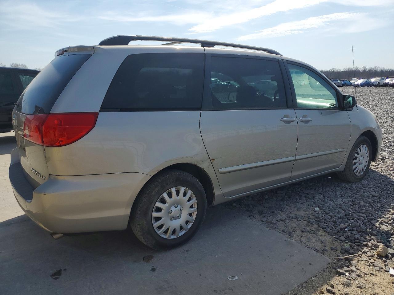 2008 Toyota Sienna Le 8-Passenger - Фото 3