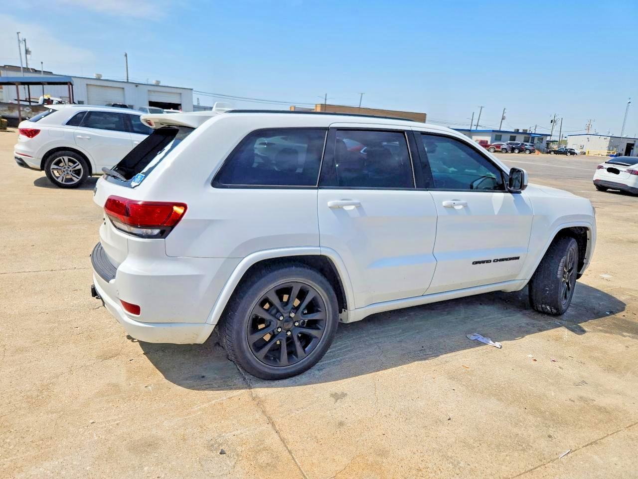 2019 Jeep Grand Cherokee Laredo - Image 3