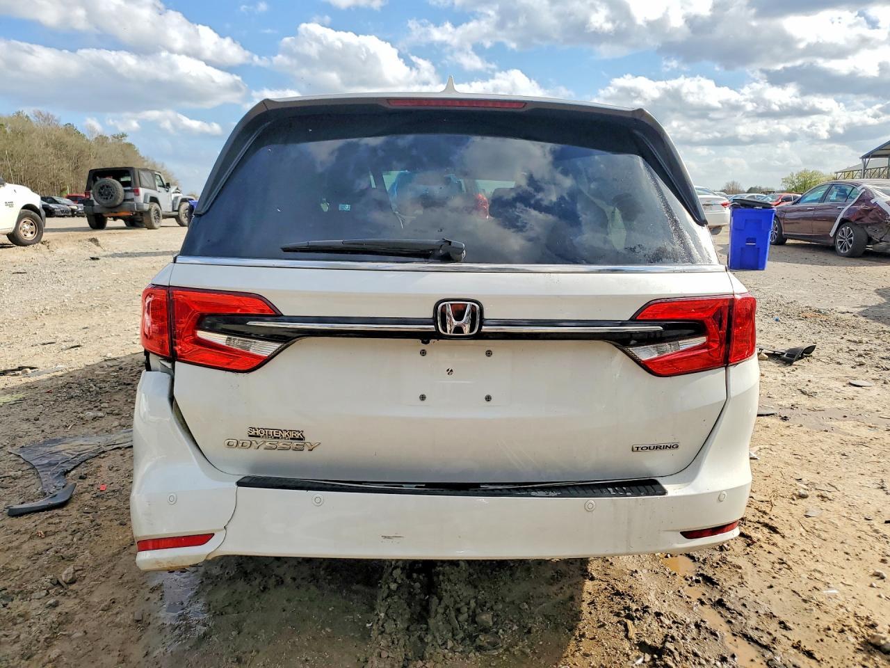 2023 Honda Odyssey Touring - Image 6