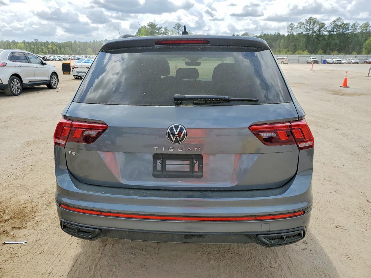 2022 Volkswagen Tiguan Se R-Line Black - Image 6